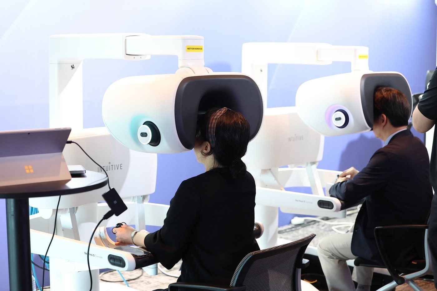 인튜이티브서지컬코리아가 개최한 'Intuitive 360 Korea 2026' 행사에서 최용범 대표와 국내 주요 의료기관 관계자들이 최소 침습 수술의 미래와 병원 경영 관점의 로봇 보조 수술 프로그램 운영 전략을 공유했다. (인튜이티브 제공)