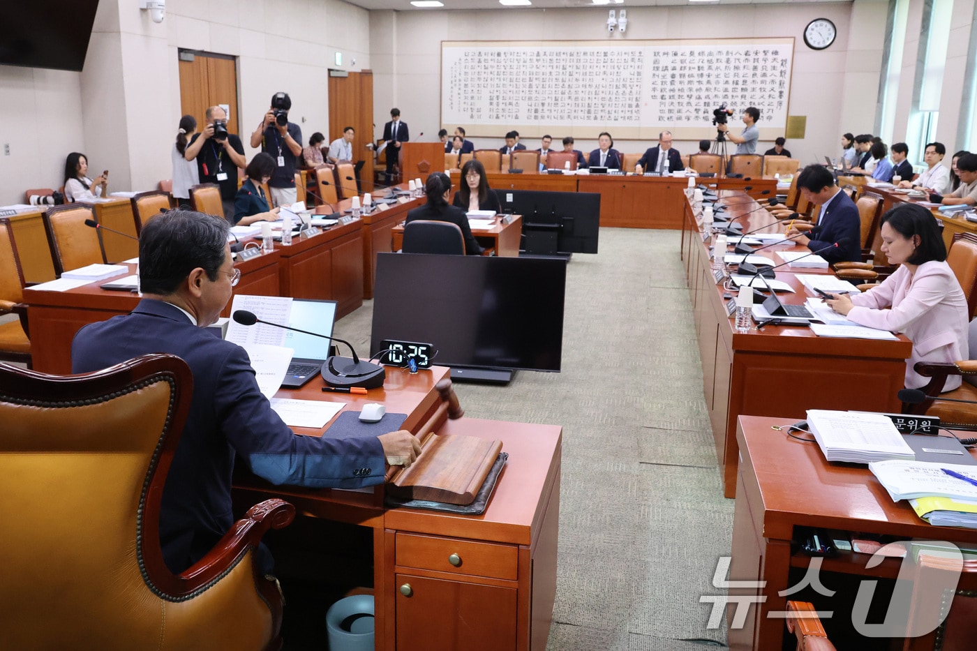 김승원 소위원장이 지난 28일 서울 여의도 국회에서 열린 법제사법위원회 법안심사제1소위원회에서 의사봉을 두드리고 있다. 2026.7.28 ⓒ 뉴스1 신웅수 기자