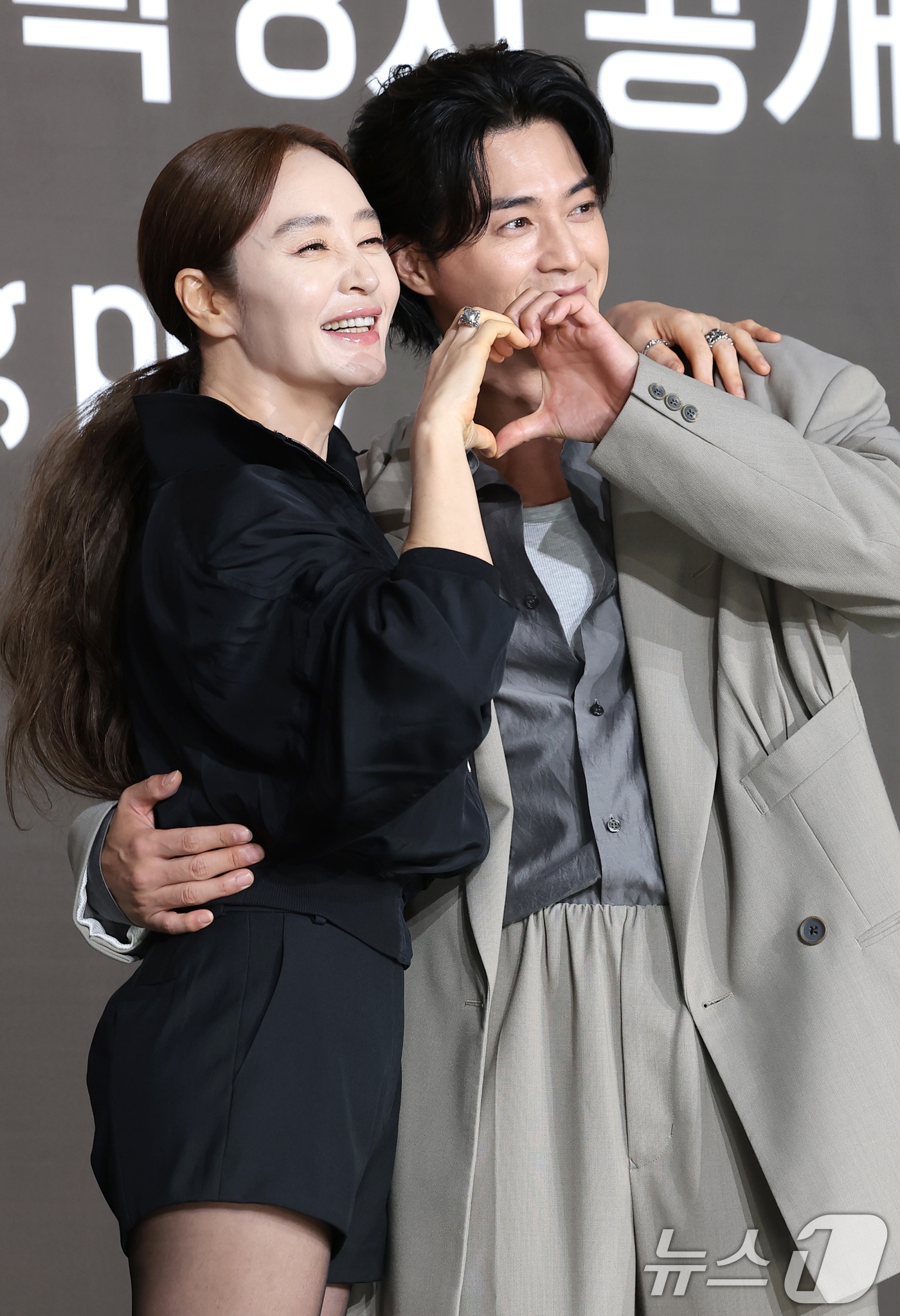 배우 김혜수와 김지훈(오른쪽)이 28일 서울 중구 앰배서더 서울 풀만 호텔에서 열린 쿠팡플레이 시리즈 '지금 불륜이 문제가 아닙니다' 제작발표회에서 포즈를 취하고 있다. '지금 불륜이 문제가 아닙니다'는 행복한 가정을 팔아온 인기 인플루언서 부부와 진흙탕 이혼 소송 중인 이웃집 의사 부부가 불륜조차 하찮아지는 감당 불가한 비밀로 얽히면서 폭주하는 연쇄 추돌 블랙 코미디이다. 2026.7.28 ⓒ 뉴스1 권현진 기자