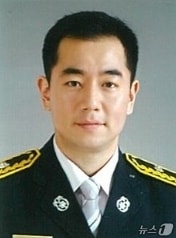 휴일 가족과 외출하던 소방관이 아파트에서 발생한 화재를 초기에 발견하고 신속히 대응해 피해를 막은 것으로 뒤늦게 알려졌다. 사진은 화재를 발견하고 대응에 나선 황현선 소방경. (대구소방본부 제공. 재판매 및 DB 금지)/뉴스1