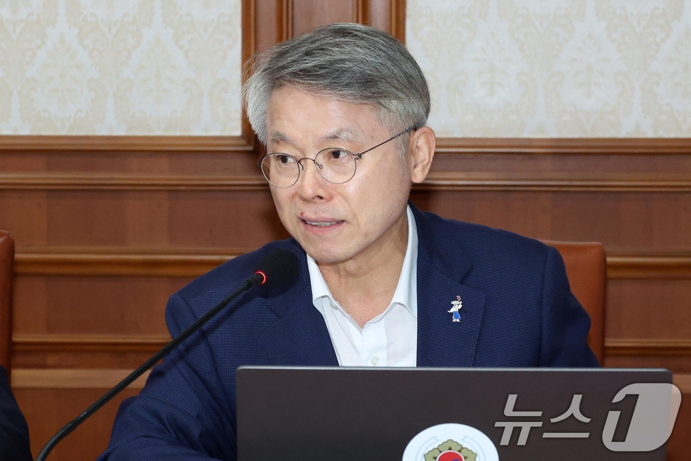 민형배 전남광주통합특별시장이 28일 서울 종로구 정부서울청사에서 열린 국무회의에서 대화를 하고 있다. (공동취재) 2026.7.28 ⓒ 뉴스1