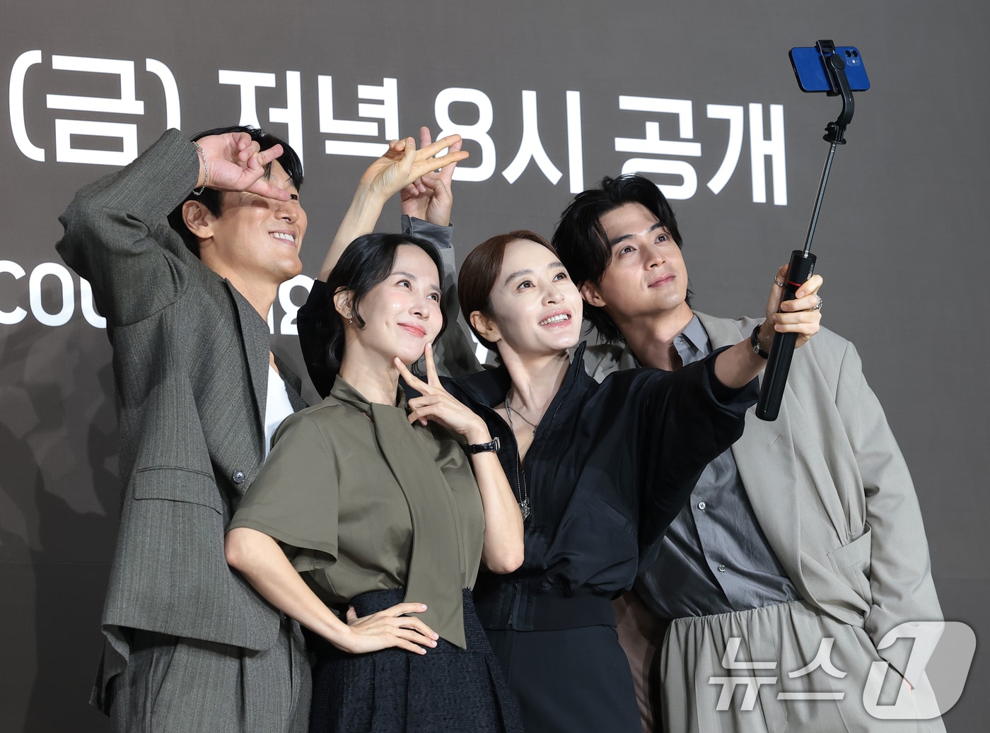 배우 김재철(왼쪽부터)가 조여정, 김혜수, 김지훈이 28일 서울 중구 앰배서더 서울 풀만 호텔에서 열린 쿠팡플레이 시리즈 '지금 불륜이 문제가 아닙니다' 제작발표회에 참석하고 있다. '지금 불륜이 문제가 아닙니다'는 행복한 가정을 팔아온 인기 인플루언서 부부와 진흙탕 이혼 소송 중인 이웃집 의사 부부가 불륜조차 하찮아지는 감당 불가한 비밀로 얽히면서 폭주하는 연쇄 추돌 블랙 코미디이다. 2026.7.28 ⓒ 뉴스1 권현진 기자