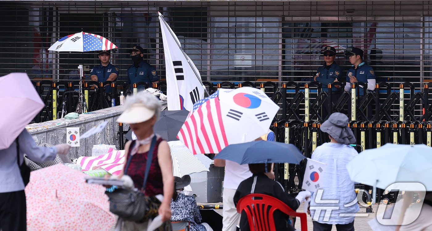 투표용지 부족 사태에 반발하는 집회가 핸드볼경기장을 봉쇄한 채 두 달 가까이 이어지고 있는 서울 송파구 올림픽공원 핸드볼경기장 앞. 2026.7.28 ⓒ 뉴스1 박지혜 기자