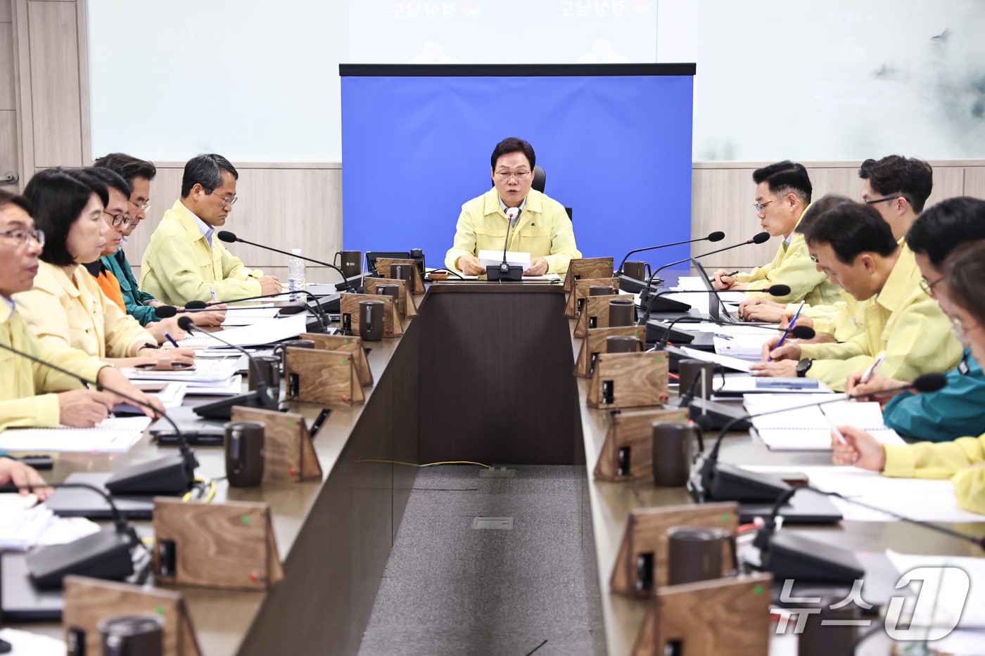 박완수 경남지사가 28일 도청 재난안전대책본부에서 '폭염·가뭄 비상대책회의'를 주재하고 있다.(경남도 제공. 재판매 및 DB금지)