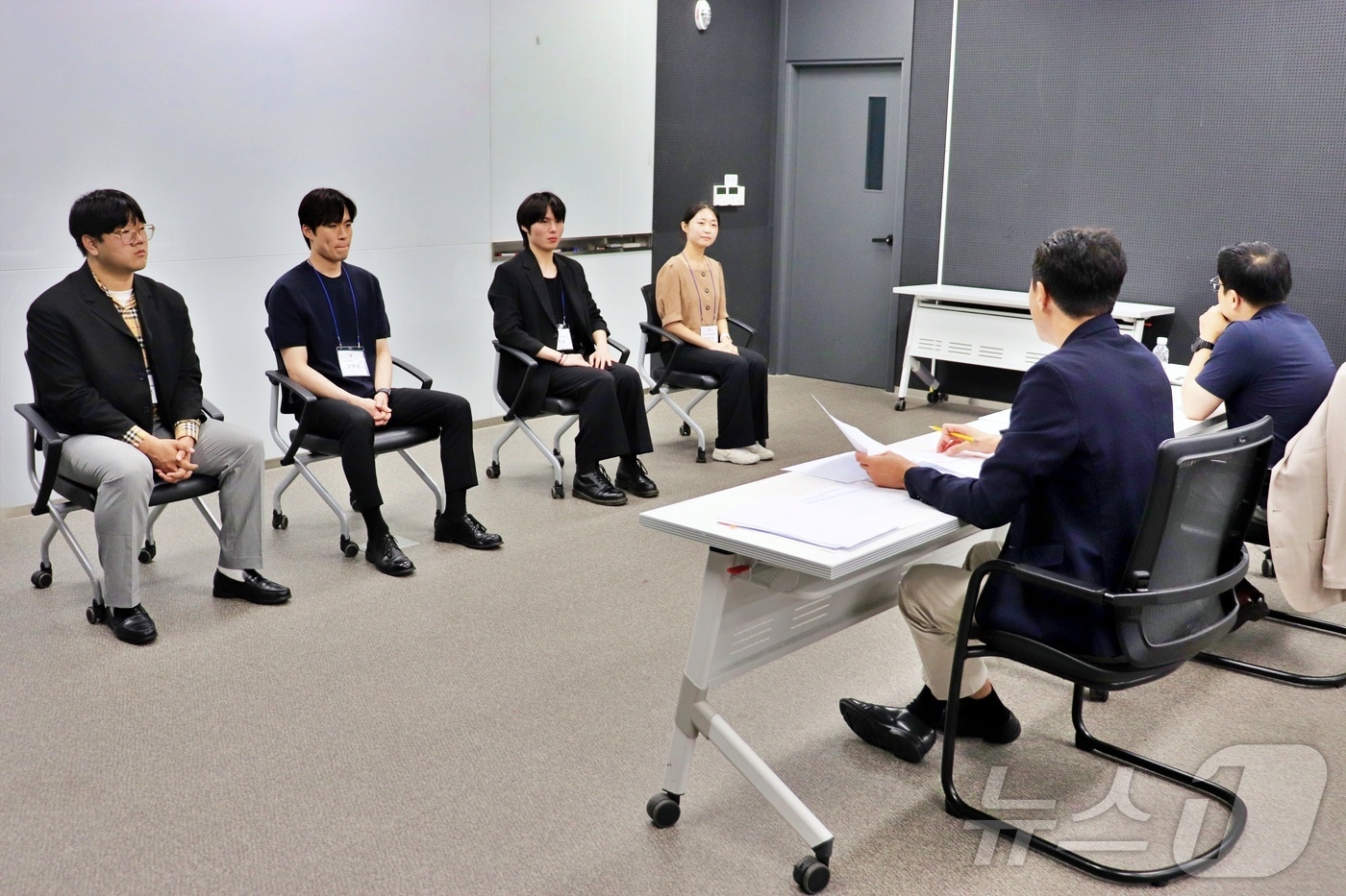 지난 7월 광주신세계 대학생 현장실습 교육에 참여한 학생들이 모의면접에 참여하고 있다. (광주신세계 제공. 재판매 및 DB 금지)