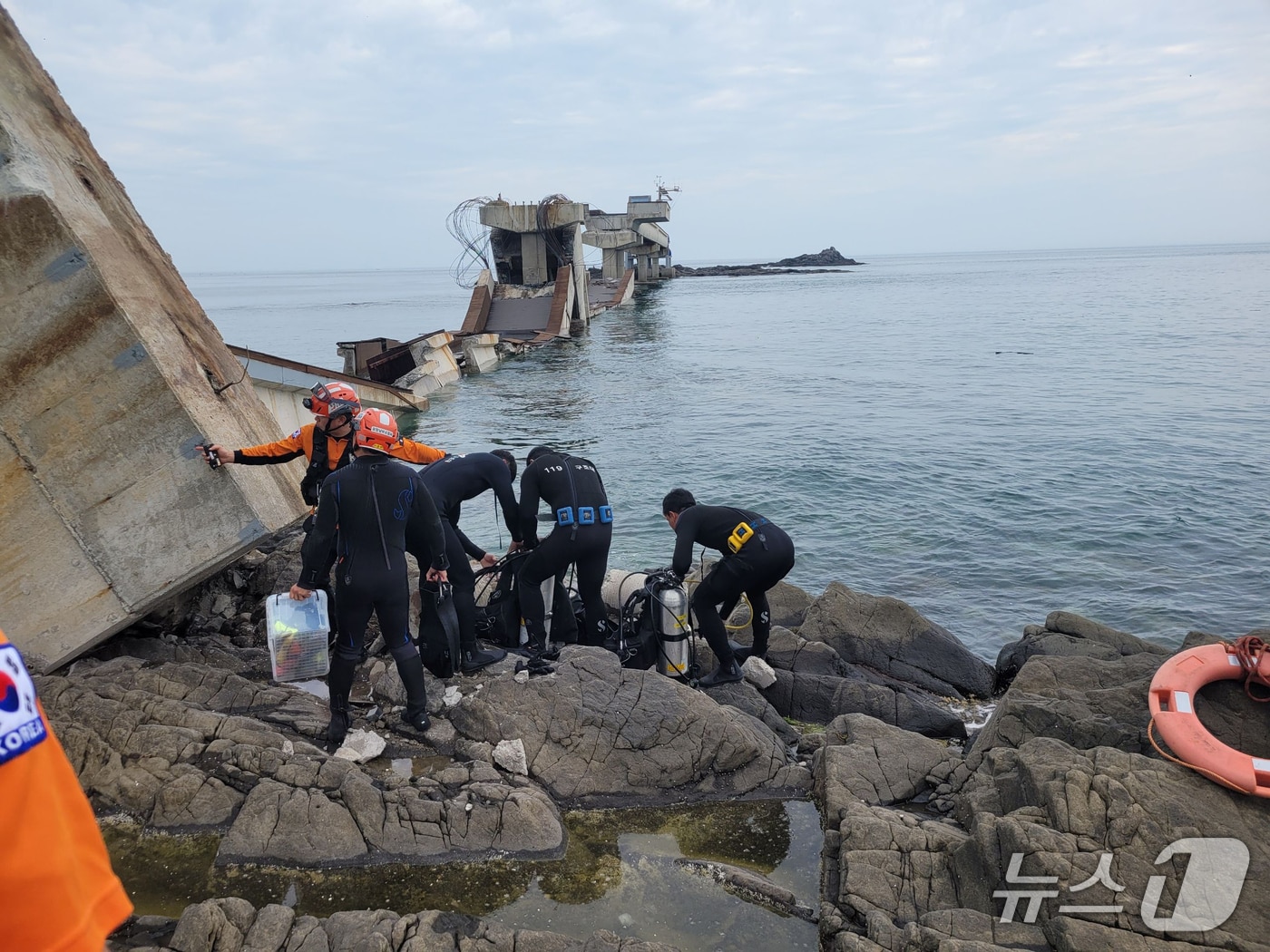 28일 오후 1시15분쯤 경북 포항시 남구 구룡포읍 장길리에서 교량이 무너졌다.(포항남부소방서제공, 재판매 및 DB금지) 2026.7.28/뉴스1 
