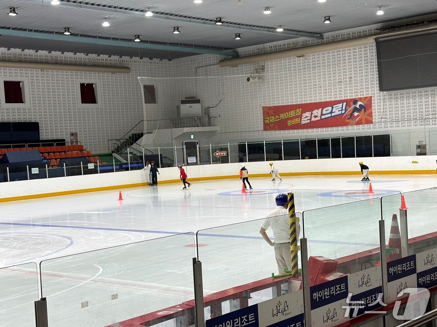 춘천 송암스포츠타운 실내빙상장에서 스케이트를 타는 어린이들. 2026.7.28 /뉴스1 한귀섭 기자 