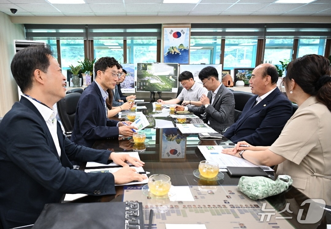 박형덕 동두천시장과 주한미군기지지원단이 동두천 소재 미군공여지 반환 및 개발 문제 등을 논의하는 모습. (동두천시 제공)
