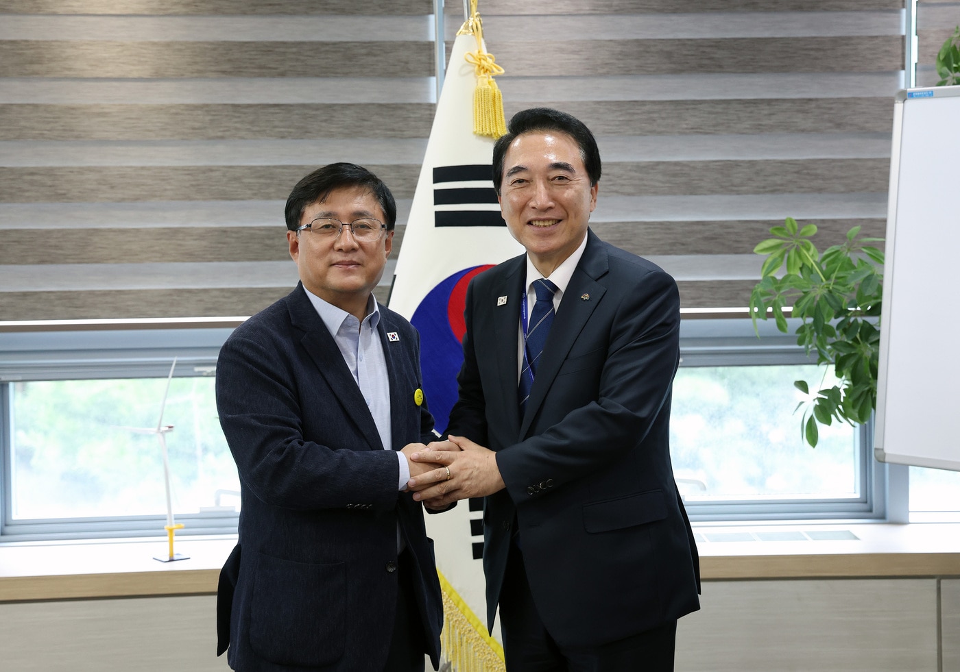 박수현 충남지사(오른쪽)와 김성환 기후에너지환경부 장관 (도 제공. 재판매 및 DB금지)/뉴스1
