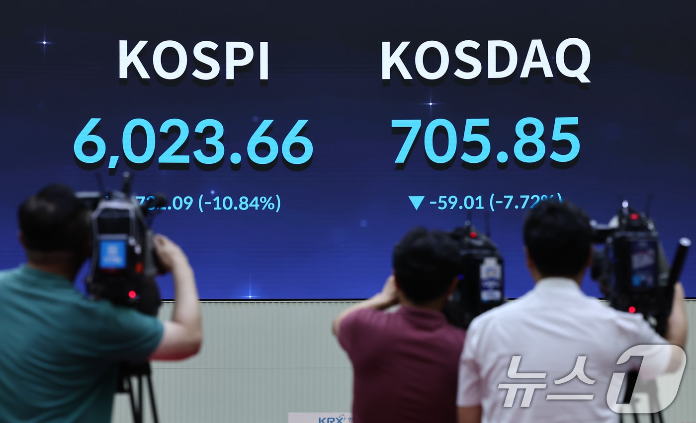 코스피 지수가 급락한 28일 서울 영등포구 한국거래소 전광판에 코스피 지수가 전일 종가와 비교해 732.09포인트(p)(10.84%) 하락한 6023.66를 나타내고 있다.2026.7.28 ⓒ 뉴스1 김도우 기자