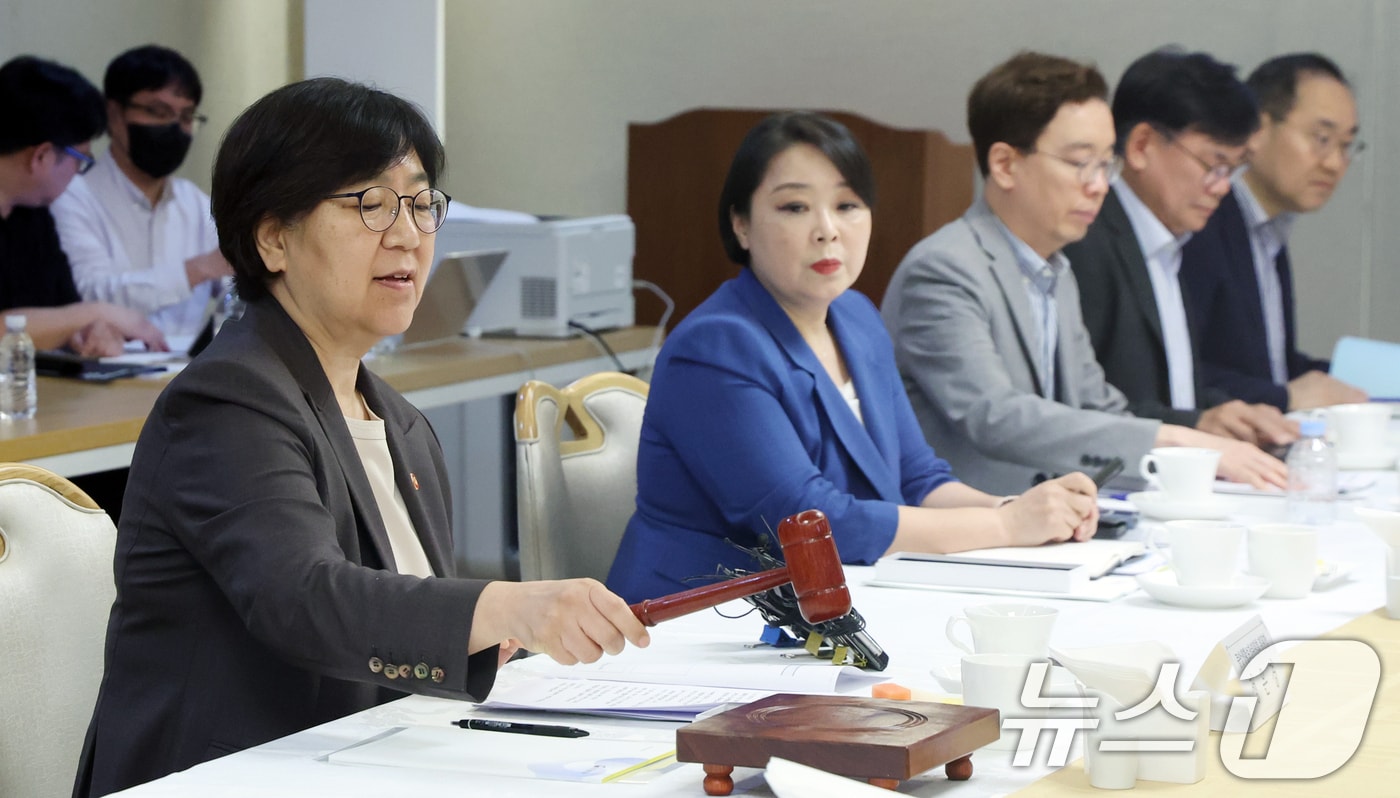 정은경 보건복지부 장관이 28일 오후 서울 종로구 세종대로 정부서울청사에서 열린 제 80차 중앙생활보장위원회에서 의사봉을 두드리고 있다. 2026.7.28 ⓒ 뉴스1 김명섭 기자