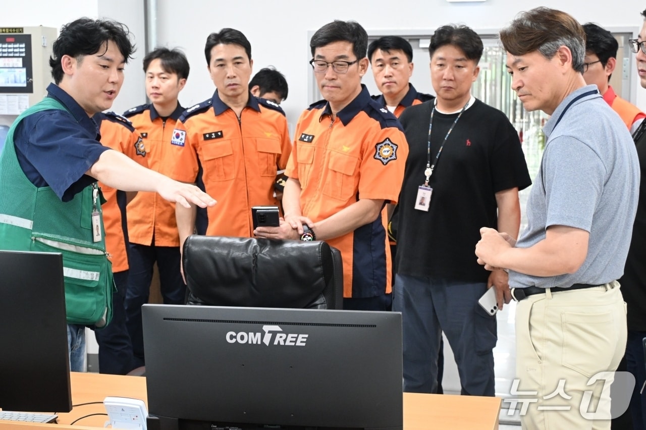백승두 충남소방본부장이 28일 쿠팡풀필먼트서비스 천안센터를 찾아 화재 예방 점검을 하고 있다. 
