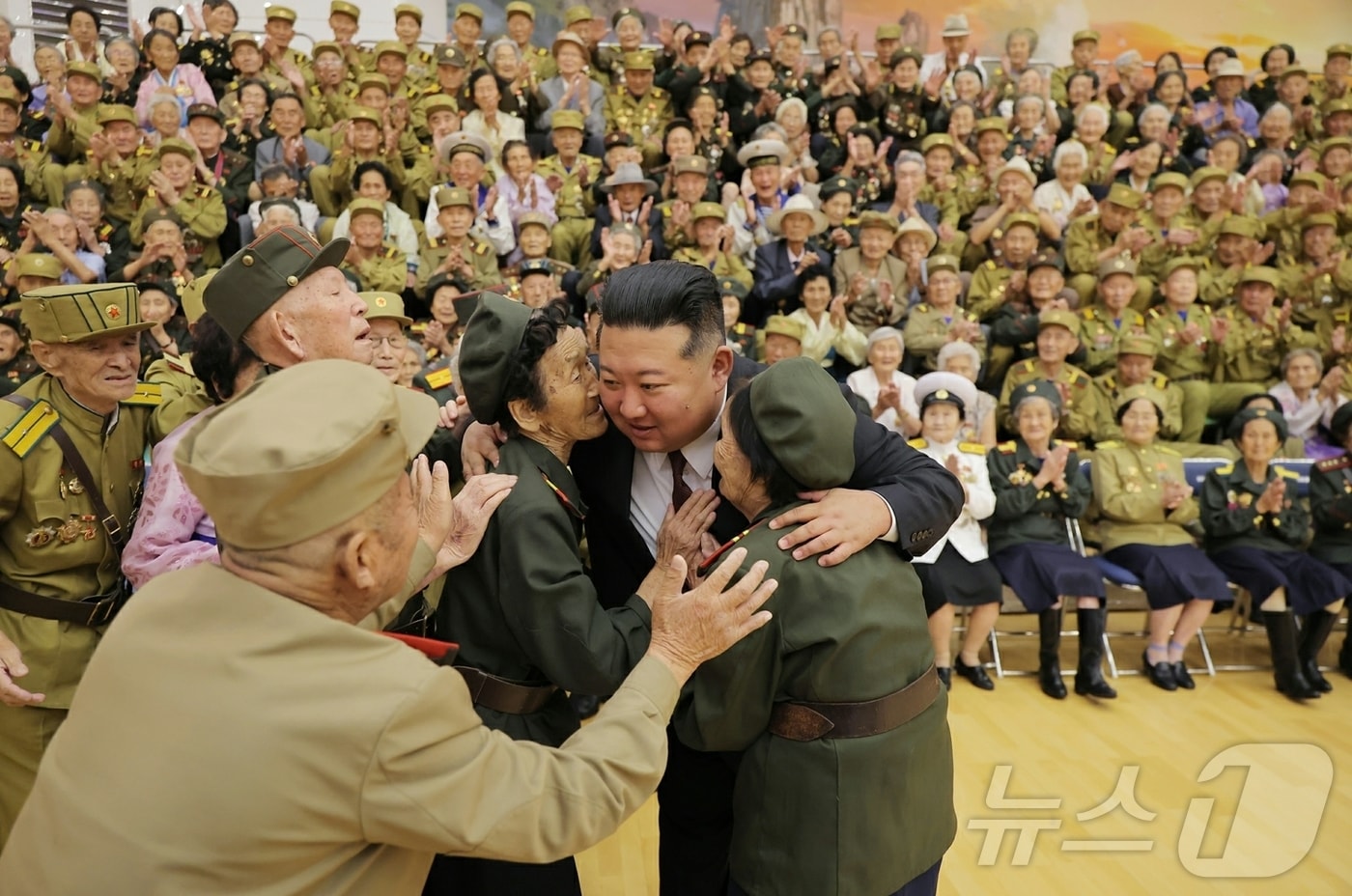 (평양 노동신문=뉴스1) = 북한 노동당 기관지 노동신문은 29일 김정은 노동당 총비서가 전날 조국해방전쟁승리 73주년 경축행사에 참가한 전쟁노병과 전시공로자들을 만나 기념사진을 찍었다고 보도했다. 신문은 김 총비서가 참가자들의 손을 "따뜻이 잡아줬다"라고 전했다. [국내에서만 사용가능. 재배포 금지. DB 금지. For Use Only in the Republic of Korea. Redistribution Prohibited] rodongphoto@news1.kr