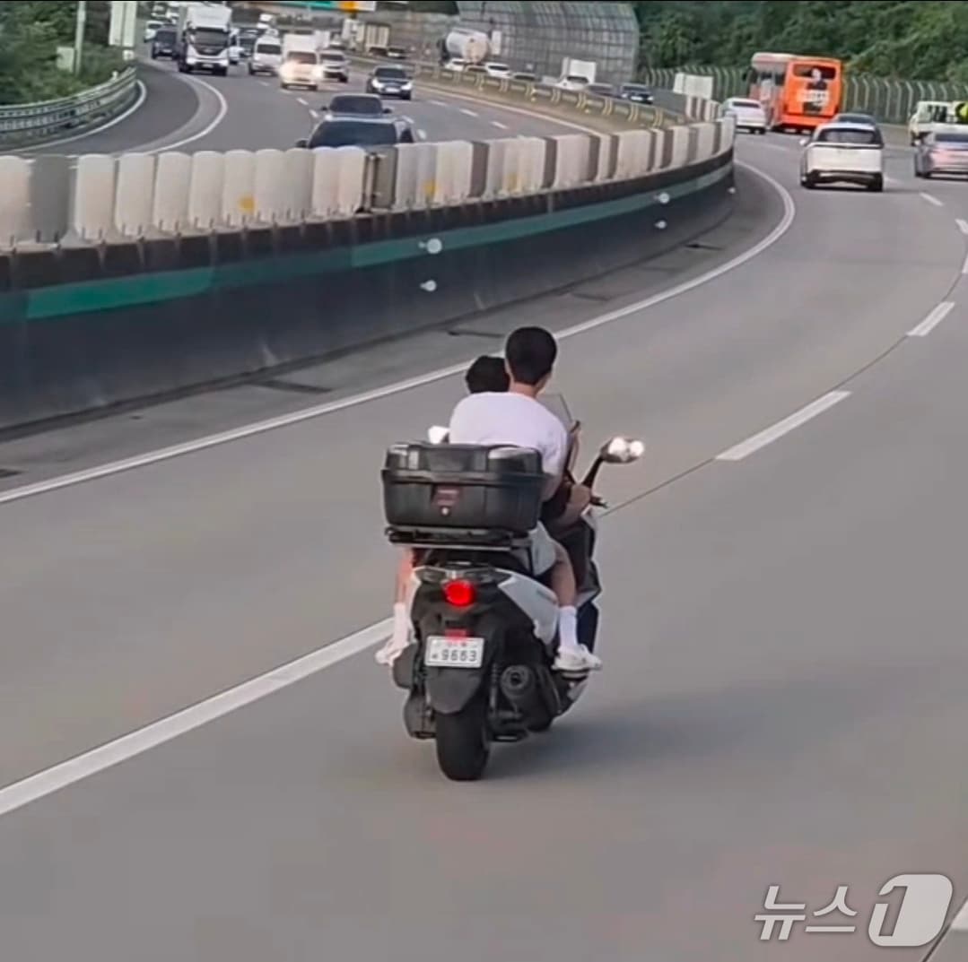 지난 27일 오후 대구 경부고속도로 북대구IC에서 금호JC 사이 서울 방향으로 오토바이를 탄 2명이 헬멧도 쓰지 않은 채 달리고 있다.(SNS 갈무리)2026.7.29/뉴스1