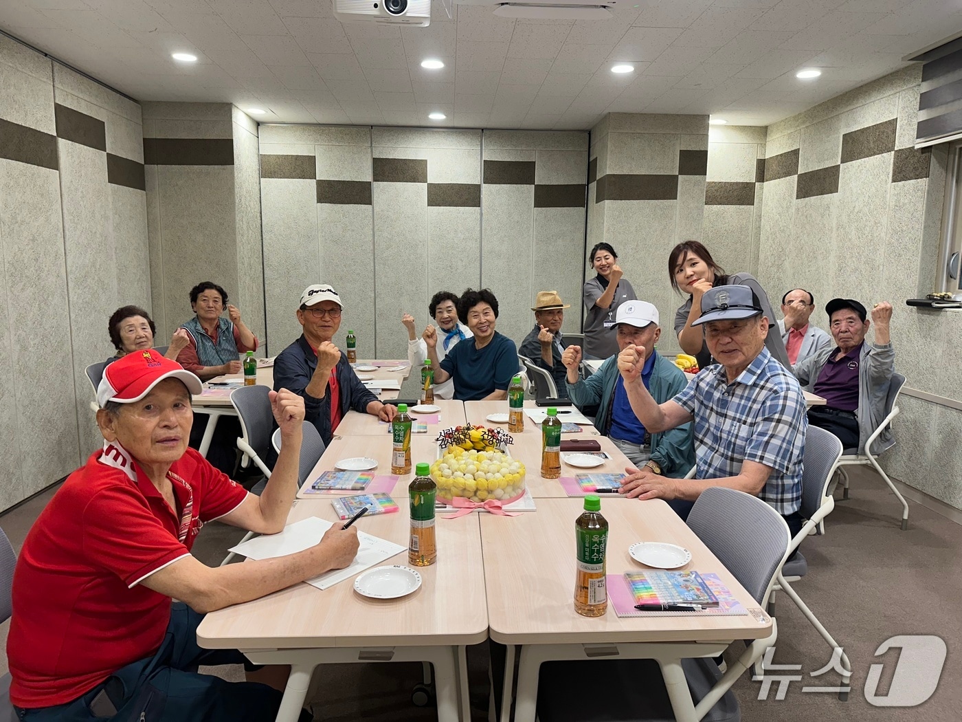  '오(五)! 감(感) 잡았어' 프로그램 참여자들이 기념사진을 찍고 있다.( 진도군노인복지관 제공, 재판매 및 DB 금지)/뉴스1