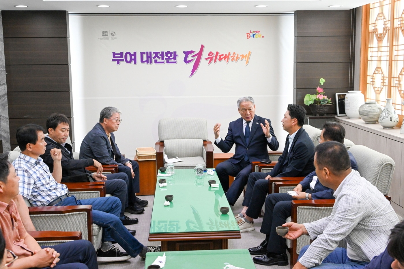 이용우 부여군수(윗줄 오른쪽)가 부여군기업인협의회와 간담회를 하고 있다.(군 제공. 재판매 및 DB금지)/뉴스1