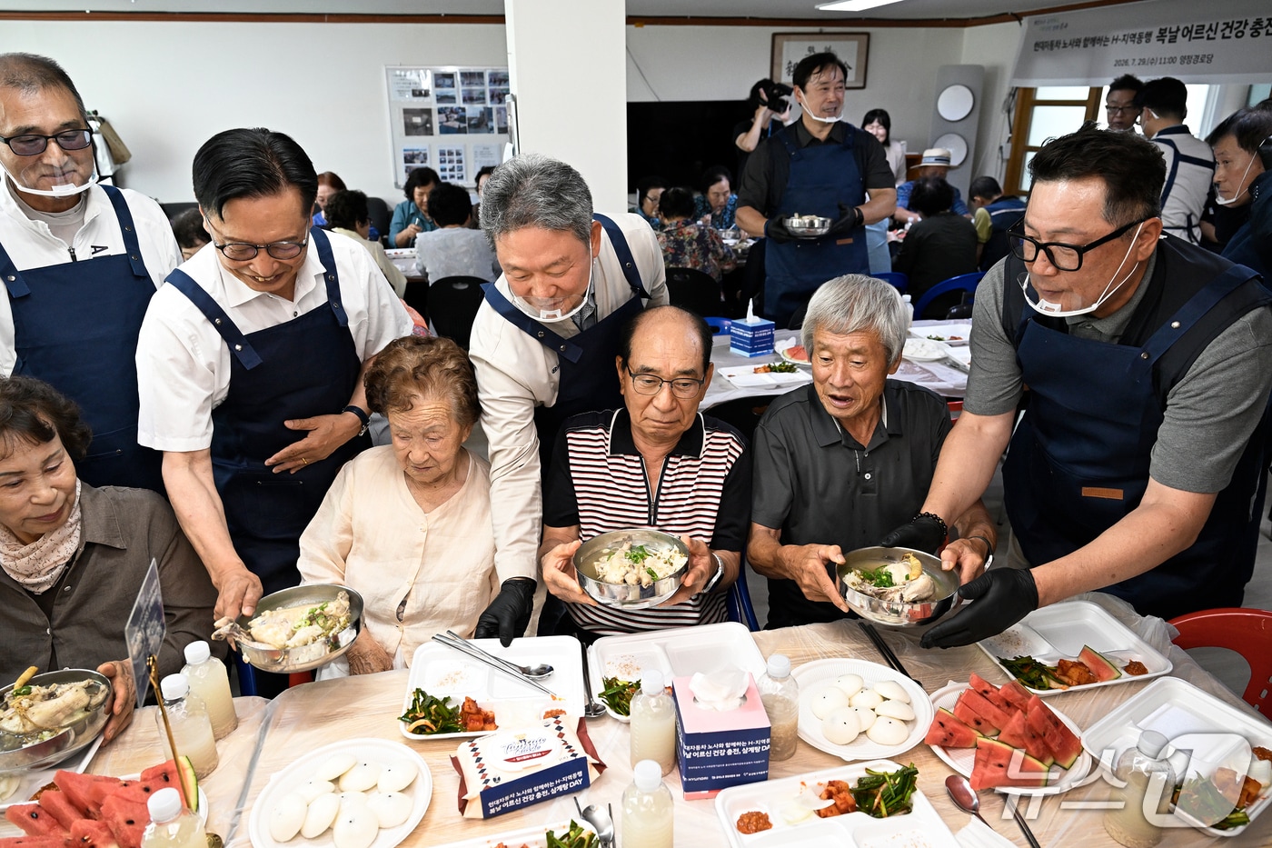 현대차 노사가 29일 울산 북구 양정경로당에서 'H-지역동행 삼계탕 데이' 행사를 마련한 가운데 이동권 북구청장, 현대차 노사 관계자 등이 배식 봉사에 참여했다.