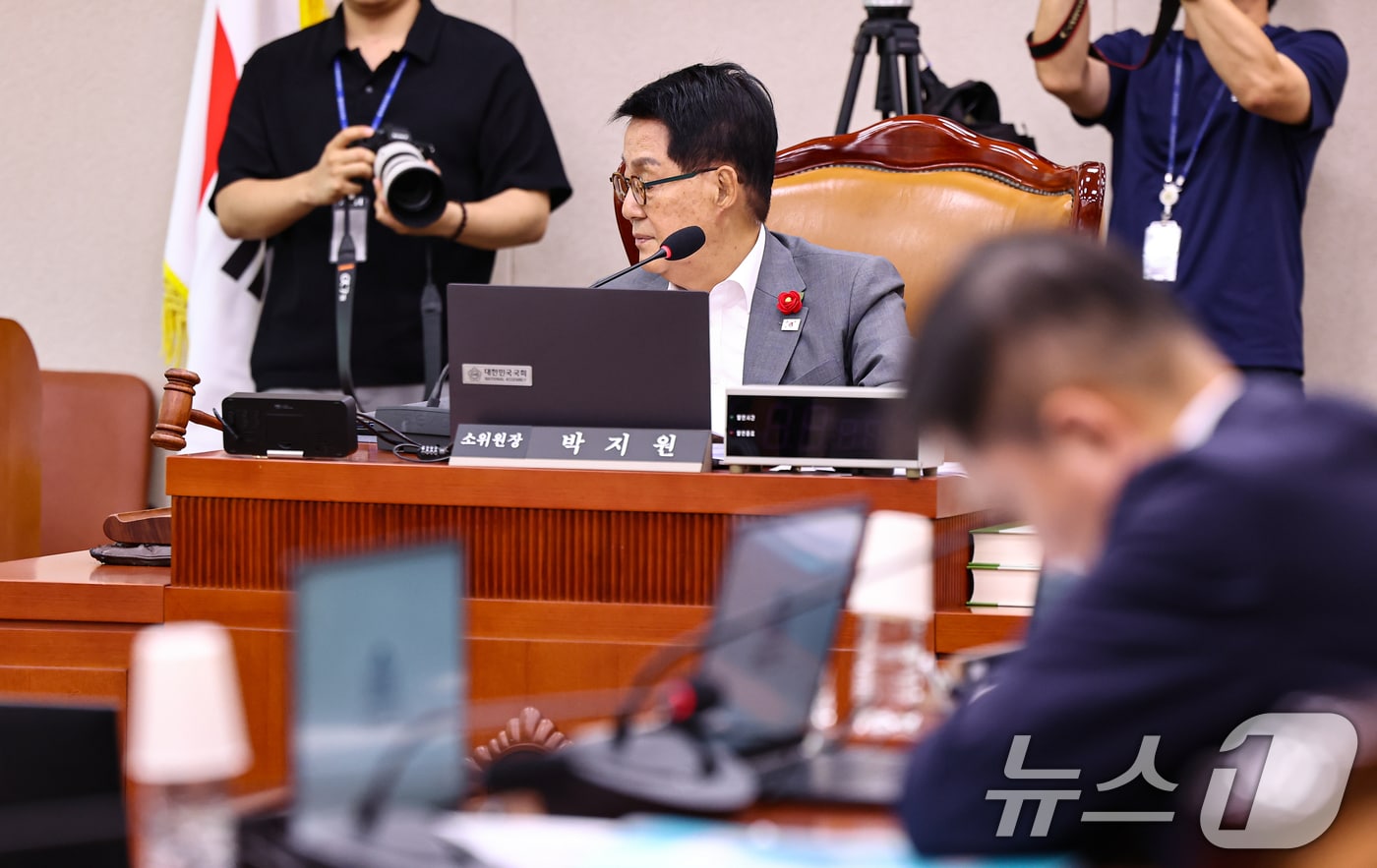 지난 7월 29일 박지원 국회 법사위 안건조정위 소위원장이 회의를 주재하고 있는 모습. 2026.7.29 ⓒ 뉴스1 김도우 기자