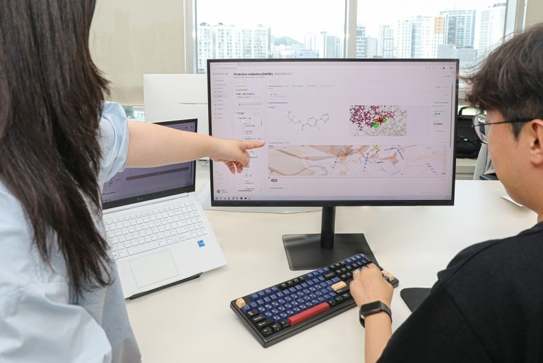 동아쏘시오그룹 임직원들이 AI 신약개발 플랫폼 'AIDDP'를 활용하고 있다. (동아쏘시오그룹 제공)