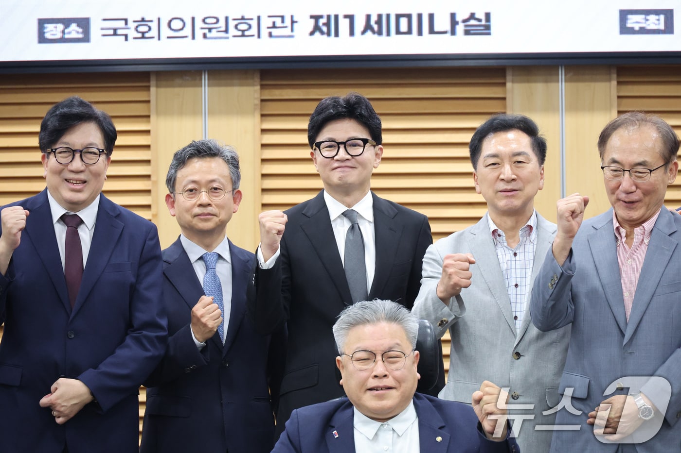 한동훈 무소속 의원이 29일 서울 여의도 국회 의원회관에서 열린 ‘보완수사 금지, 기어이 범죄자의 편에 설 것인가’ 토론회에서 김기현 전 국민의힘 대표(오른쪽에서 2번째) 등 참석자들과 기념 촬영을 하고 있다. 2026.7.29 ⓒ 뉴스1 신웅수 기자