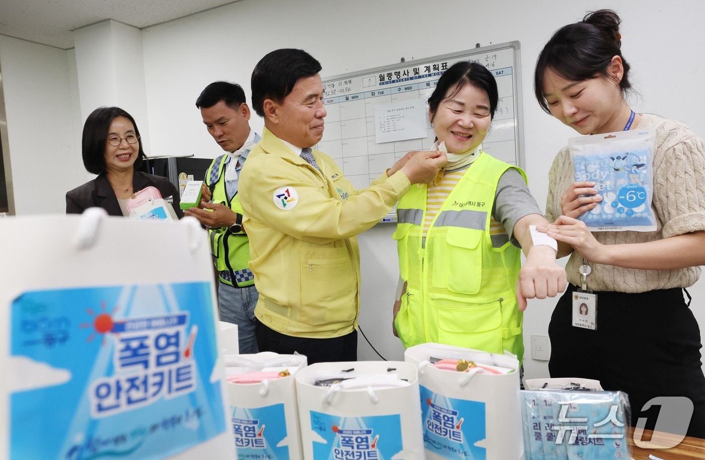 황인호 대전 동구청장이 폭염 대비 안전용품 키트를 전달하고 있다.(동구 제공. 재판매 및 DB금지)/뉴스1