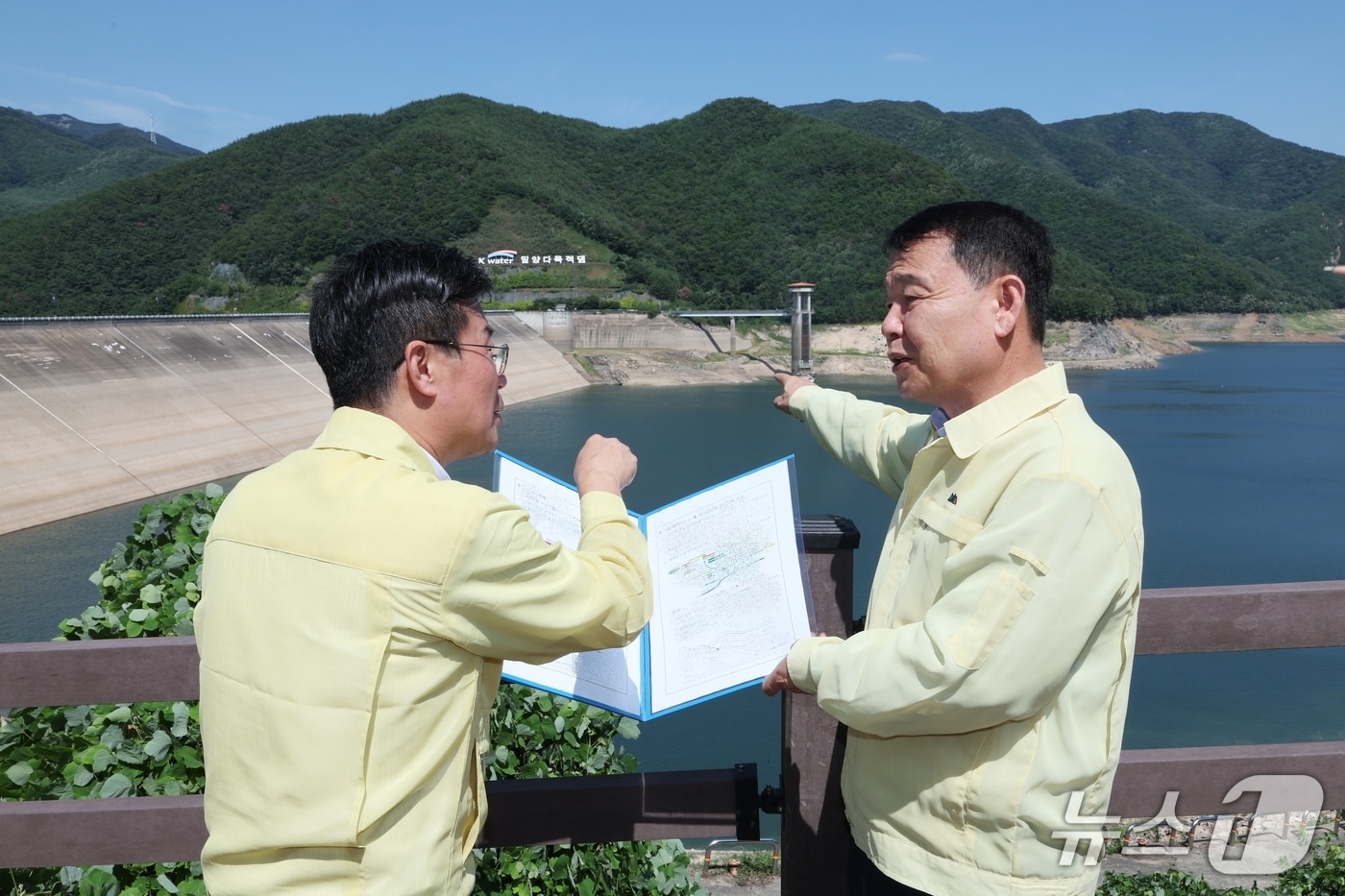 경남군 밀양시 단장면에 위치한 밀양호전망대에서 윤석대 한국수자원공사 사장(사진 오른쪽)이 댐 저수 상황을 점검하고 있다. (한국수자원공사 제공·재판매 및 DB금지)/뉴스1