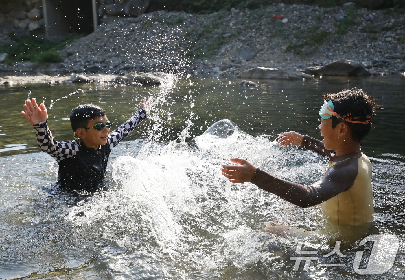 경남 양산에 폭염중대경보가 발효된 29일 양산 원동면 배내골 계곡을 찾은 어린이들이 물놀이를 하며 더위를 식히고 있다. 이날 양산은 낮 최고 기온이 40.3도까지 올라 올해 최고 기온을 기록했다. 2026.7.29 ⓒ 뉴스1 윤일지 기자