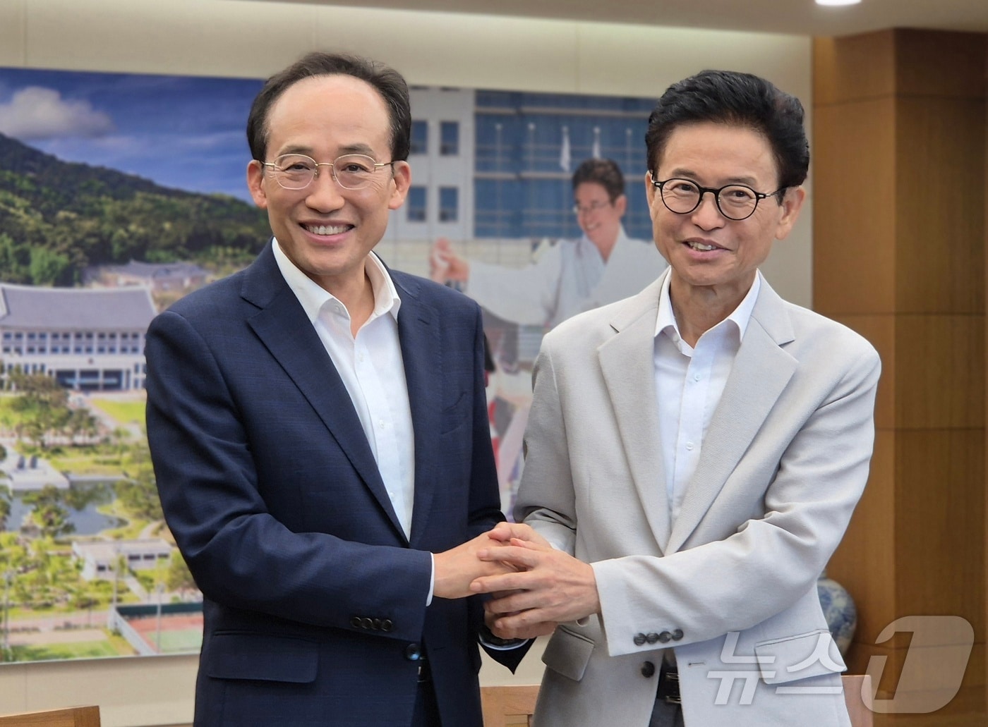 경북도는 9일 국회 법제사법위원회에 계류 중인 ‘대구경북 행정통합 특별법’의 조속한 심사와 통과를 건의했다. 사진은 이철우 경북도지사(오른쪽)와 추경호 대구시장이 지난 7월29일 경북도청에서 민선9기 출범 이후 첫 공식 회동을 가진 자리에서 악수를 나누고 있다.2026.7.29 ⓒ 뉴스1 김대벽기자