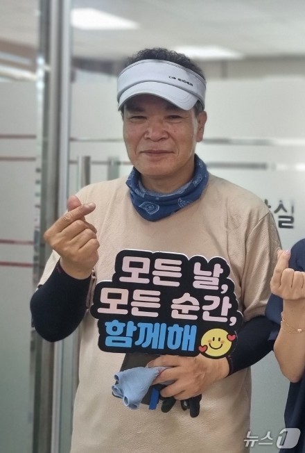 지난 23일 창원시 마산회원구 회성동의 한 단독주택에서 뇌경색으로 쓰러진 90대 독거노인을 구조한 박태성 씨.(창원시 마산회원구 제공. 재판매 및 DB금지)
