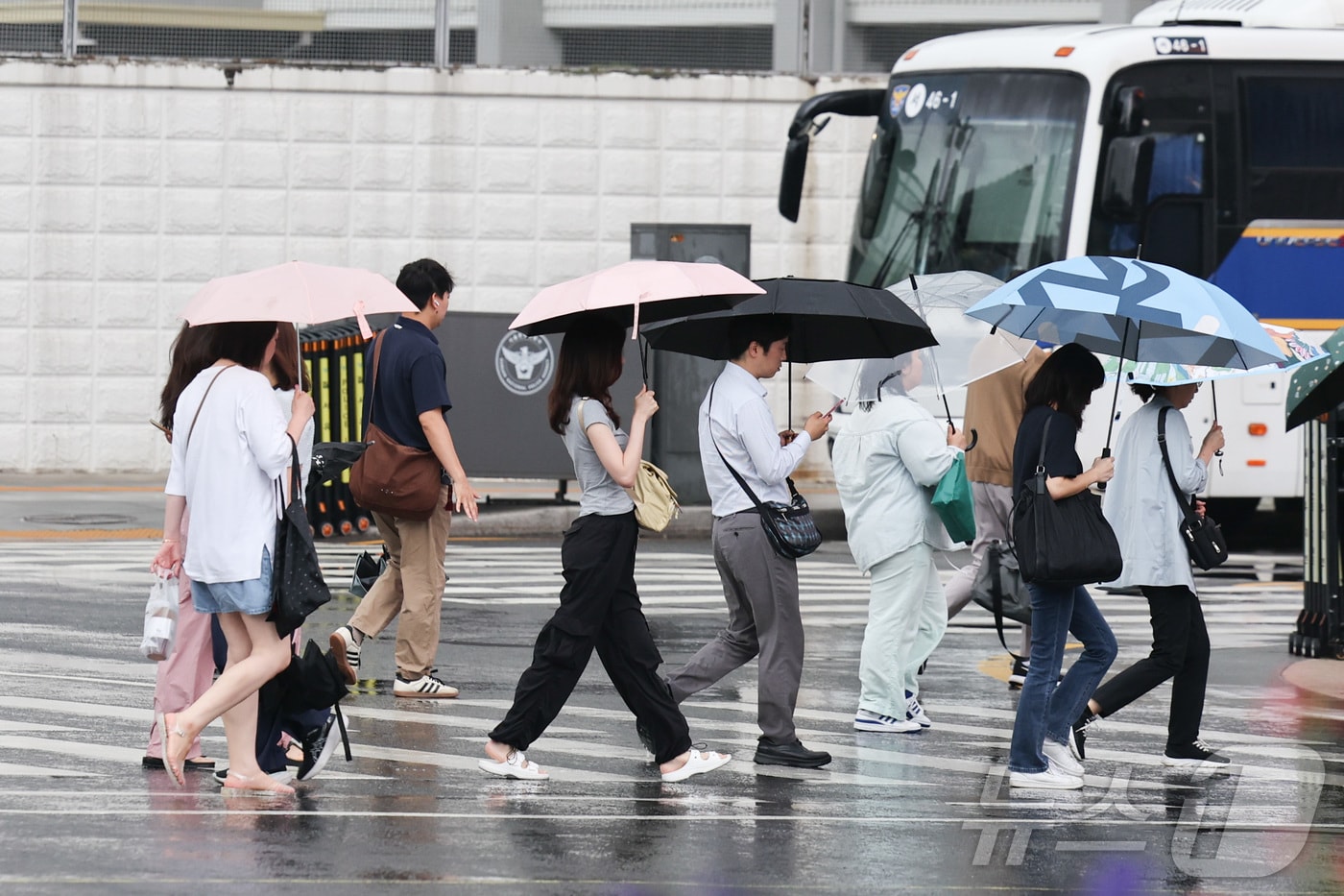 비가 내린 3일 오전 서울 종로구 세종대로사거리에서 시민들이 우산을 쓰고 이동하고 있다. 2026.7.3 ⓒ 뉴스1 이종수 기자