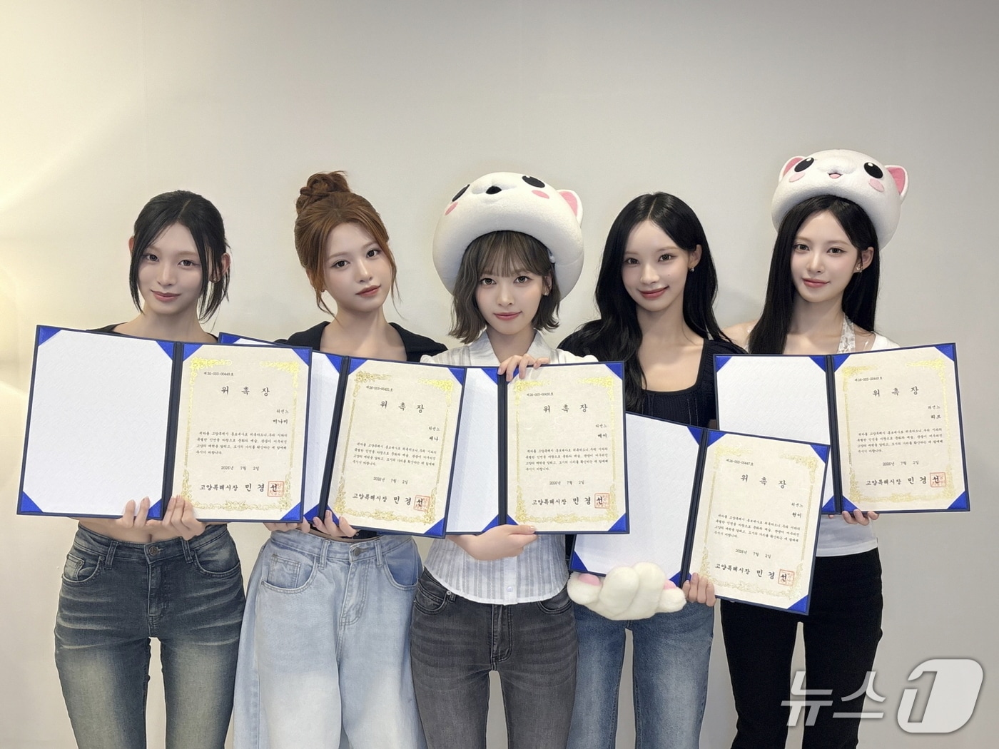 2일 고양시 홍보대사로 위촉된 걸그룹 '리센느' 맴버들이 위촉장을 들고 기념촬영을 하고 있다. (고양시 제공, 재판매 및 DB금지)