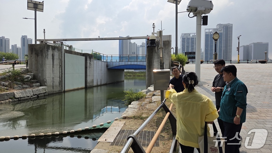 인천경제자유구역청이 한국토지주택공사(LH), 인천시설공단과 함께 청라국제도시 심곡천 일원 수문과 배수펌프장 합동 점검을 실시하고 있다. (인천경제청 제공.재판매 및 DB금지)