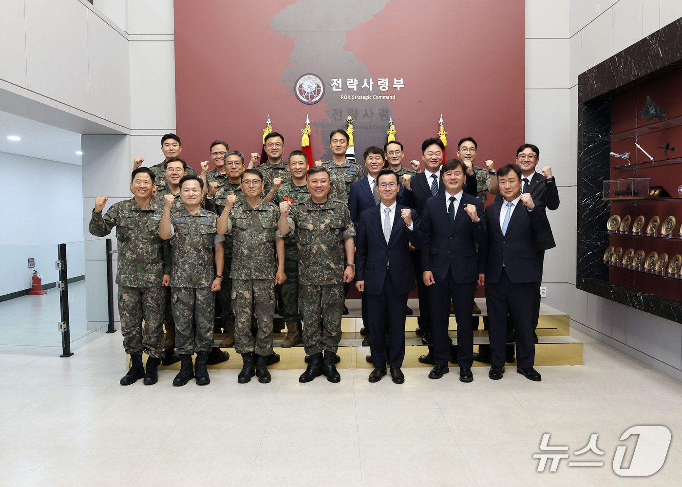 LIG디펜스앤에어로스페이스와 전략사령부가 전략적 파트너십 구축을 위한 업무협약을 체결하고 기념사진을 촬영한 모습(LIG D&A 제공)