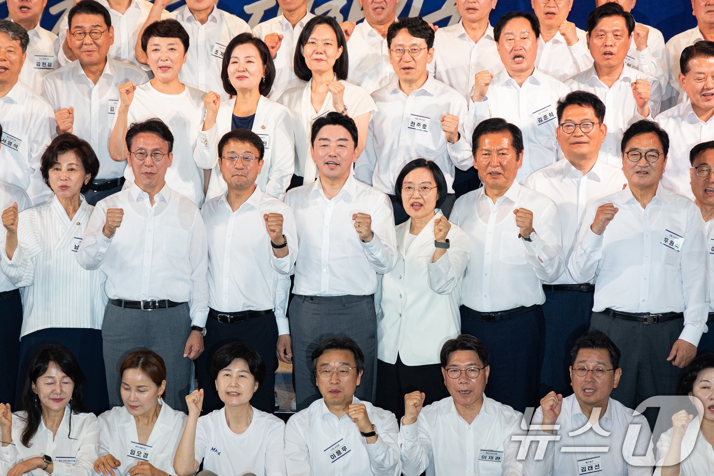 가운뎃줄 왼쪽부터 남인순 의원, 김민석 대표, 한병도 원내대표, 강훈식 대통령비서실장, 한성숙 총리, 정청래 의원, 송영길 의원, 우원식 의원. 2026.7.3 ⓒ 뉴스1 유승관 기자