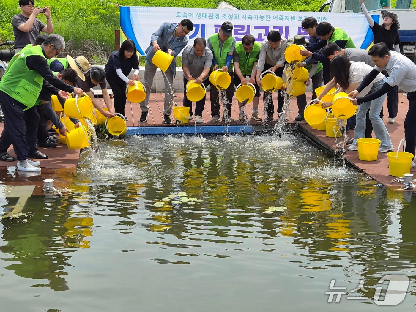 경남도 수산자연연구소 민물고기연구센터 관계자들이 3일 창원시 산남저수지에서 어린 메기를 방류하고 있다.(경남도 제공. 재판매 및 DB금지)