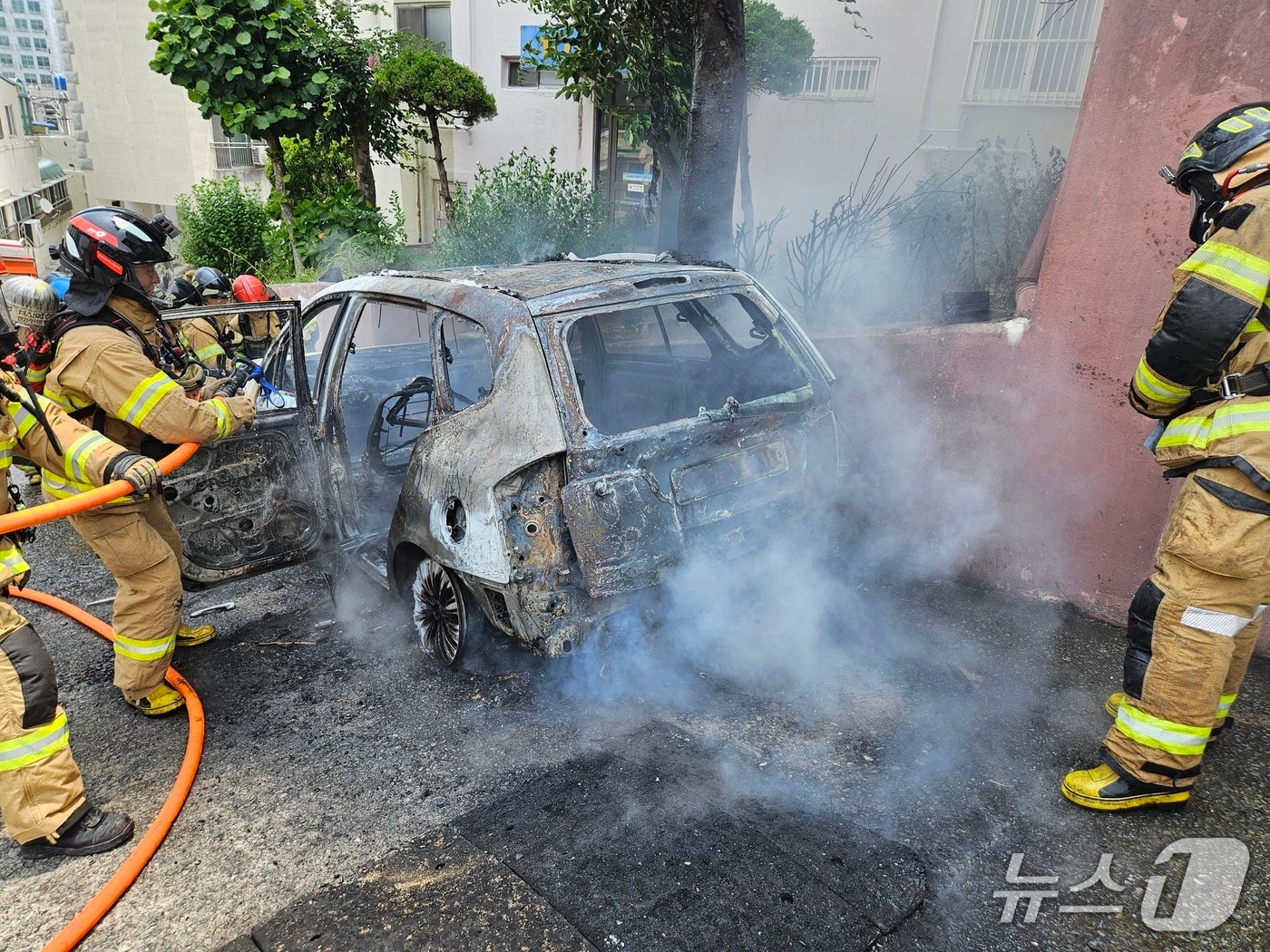 3일 오전 11시 39분쯤 부산 부산진구 범천동의 한 야외 주차장에 주차돼 있던 LPG 차량에서 불이 났다. 사진은 화재 현장 모습. (부산소방본부 제공. 재판매 및 DB금지)