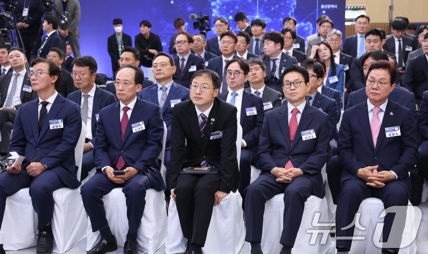 전재수 부산시장(왼쪽부터), 추경호 대구시장, 김상욱 울산시장, 이철우 경북지사, 박완수 경남도지사가 지난 7월 3일 경남 진주시에서 열린 영남권 첨단산업 발전비전 국민보고회에 자리해 있다. 2026.7.3 ⓒ 뉴스1 허경 기자