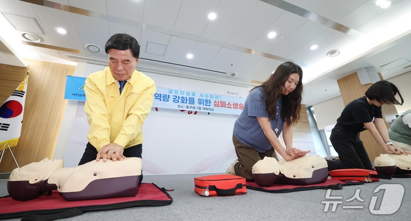 황인호 동구청장과 직원들이 심폐소생술 교육을 받고 있다.(동구 제공. 재판매 및 DB금지)/뉴스1