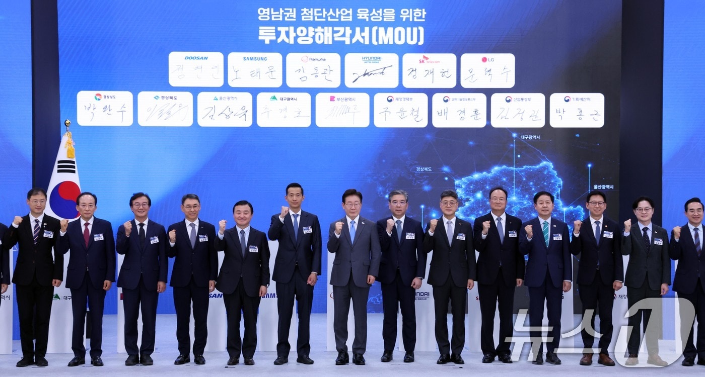 이재명 대통령이 3일 경남 진주시에서 열린 영남권 첨단산업 육성을 위한 투자양해각서 체결식에서 참석자들과 기념촬영을 하고 있다. 2026.7.3 ⓒ 뉴스1 허경 기자