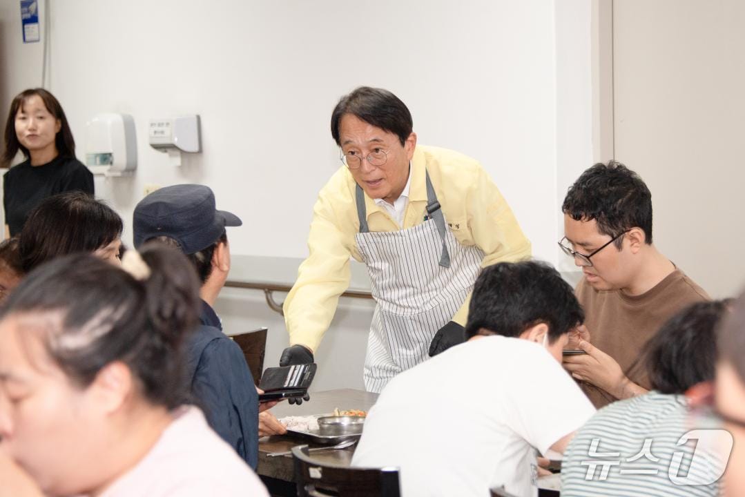 김태석 부산 사하구청장이 지난 1일 취임식 대신 관내 복지관을 찾아 봉사활동을 하는 모습 (부산 사하구 제공. 재판매 및 DB금지)