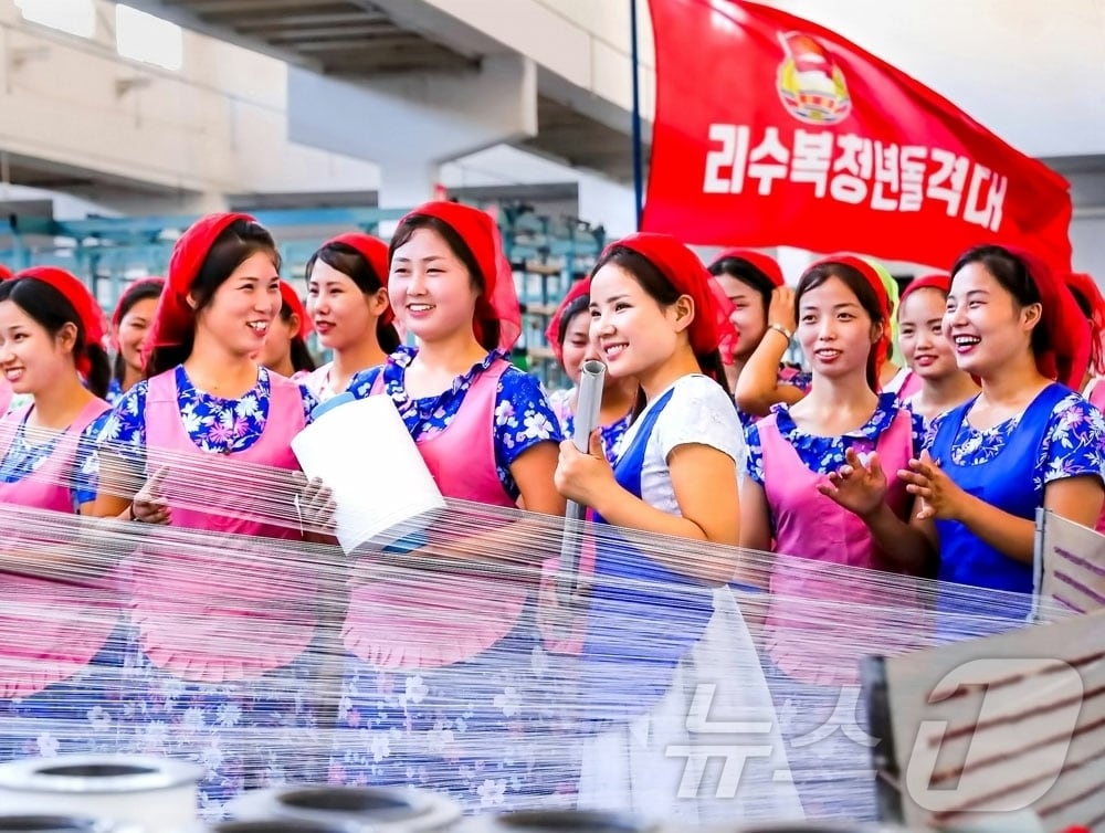 (평양 노동신문=뉴스1) = 북한 노동당 기관지 노동신문은 30일 남녀평등권법령 발포 80주년을 맞아 여성들의 활약상과 역할을 조명했다. [국내에서만 사용가능. 재배포 금지. DB 금지. For Use Only in the Republic of Korea. Redistribution Prohibited] rodongphoto@news1.kr