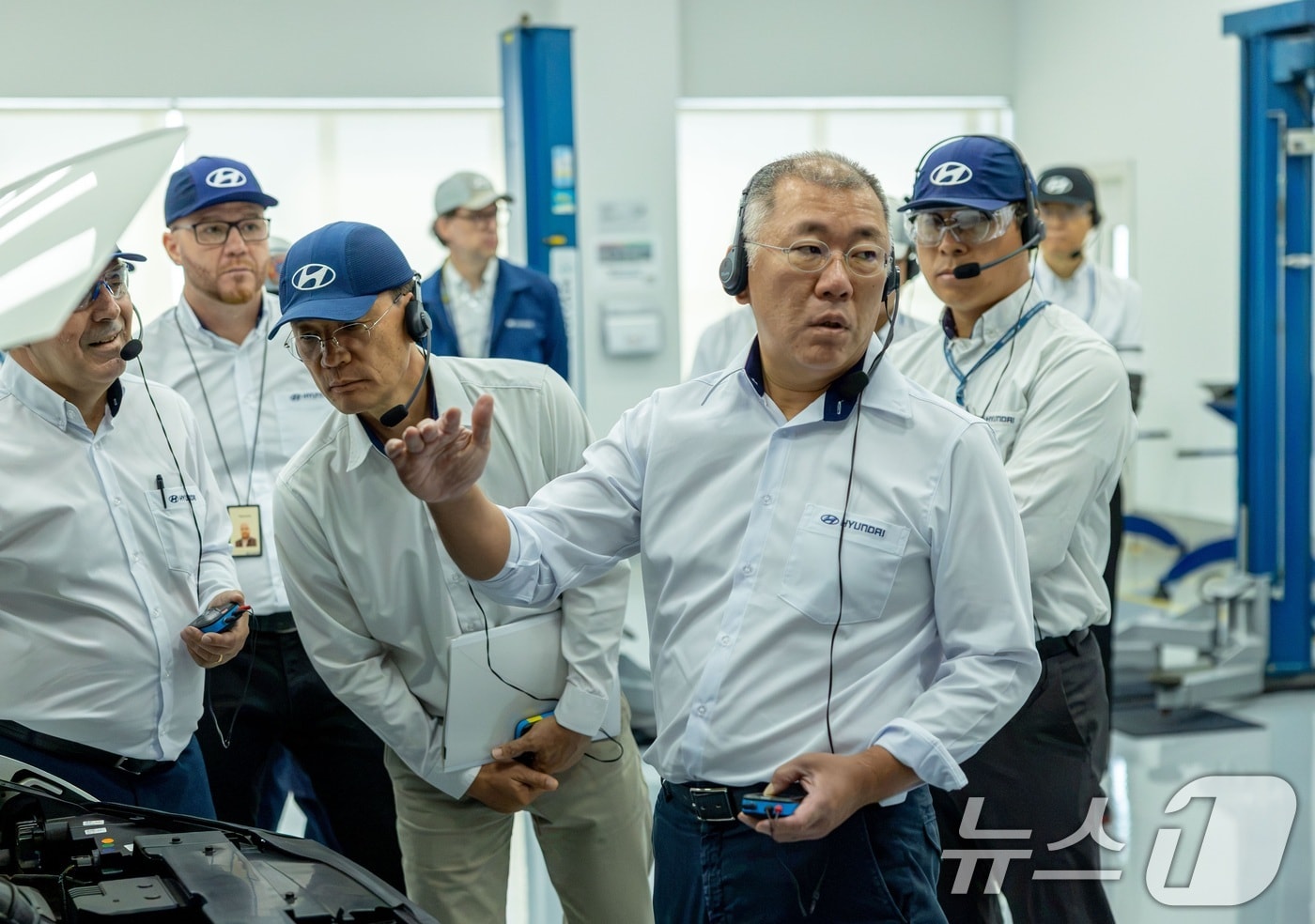 정의선 현대자동차그룹 회장이 27일(현지시간) 브라질 상파울루주 피라시카바에 위치한 현대차 브라질공장을 방문해 차량 품평을 진행하고 있다. (현대자동차그룹 제공. 재판매 및 DB금지) 2026.7.30 ⓒ 뉴스1
