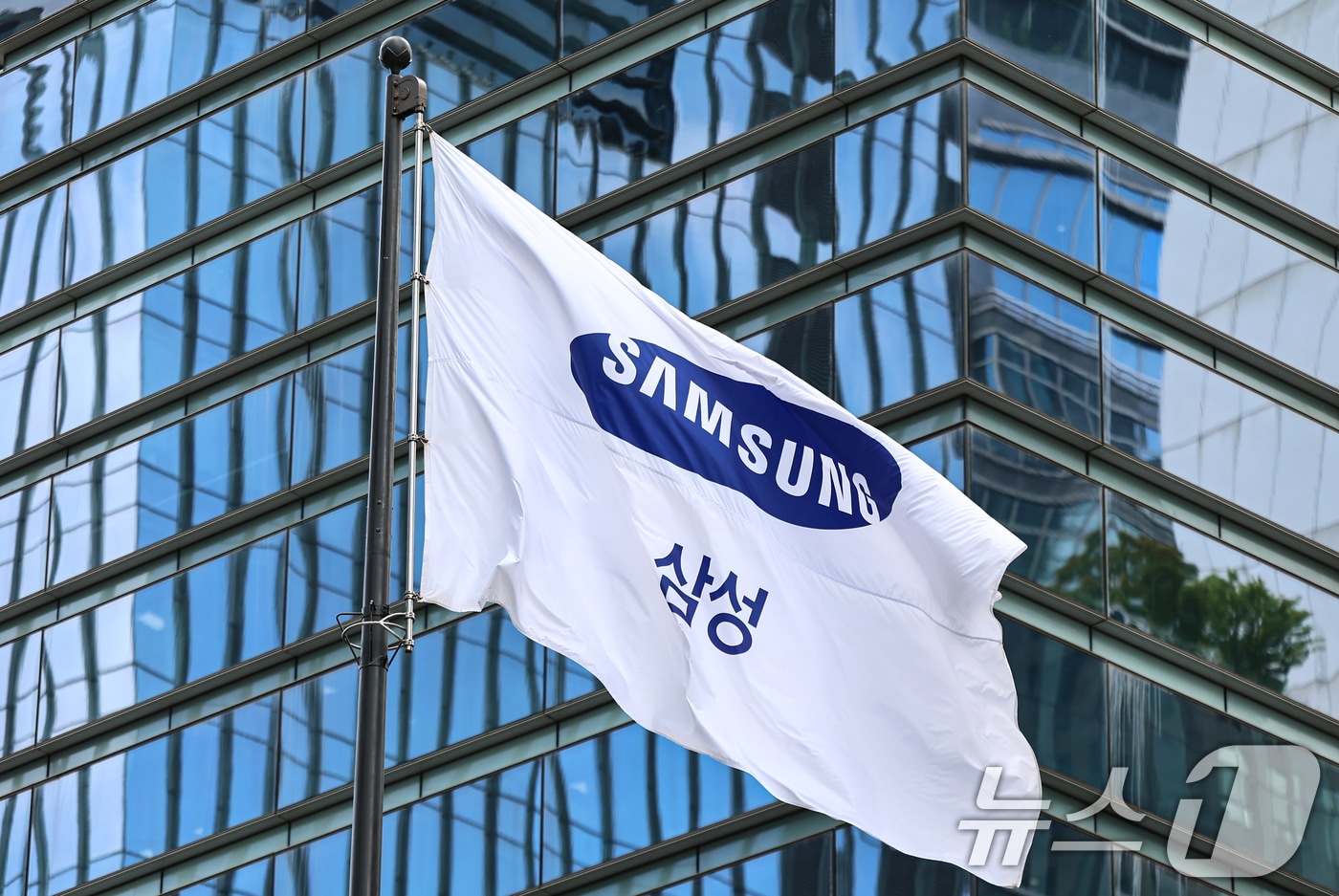 삼성전자가 인공지능(AI) 메모리 수요 확대에 힘입어 올해 2분기 역대 최대 실적을 기록했다. 삼성전자는 올해 2분기 연결 기준 영업이익이 89조 5000억 원, 매출 171조 5000억 원을 기록했다고 30일 공시했다. 이는 전년 동기 대비 각각 1813.8%, 130.0% 늘어난 규모다. 사진은 이날 서울 서초구 삼성전자 서초사옥. 2026.7.30 ⓒ 뉴스1 김도우 기자