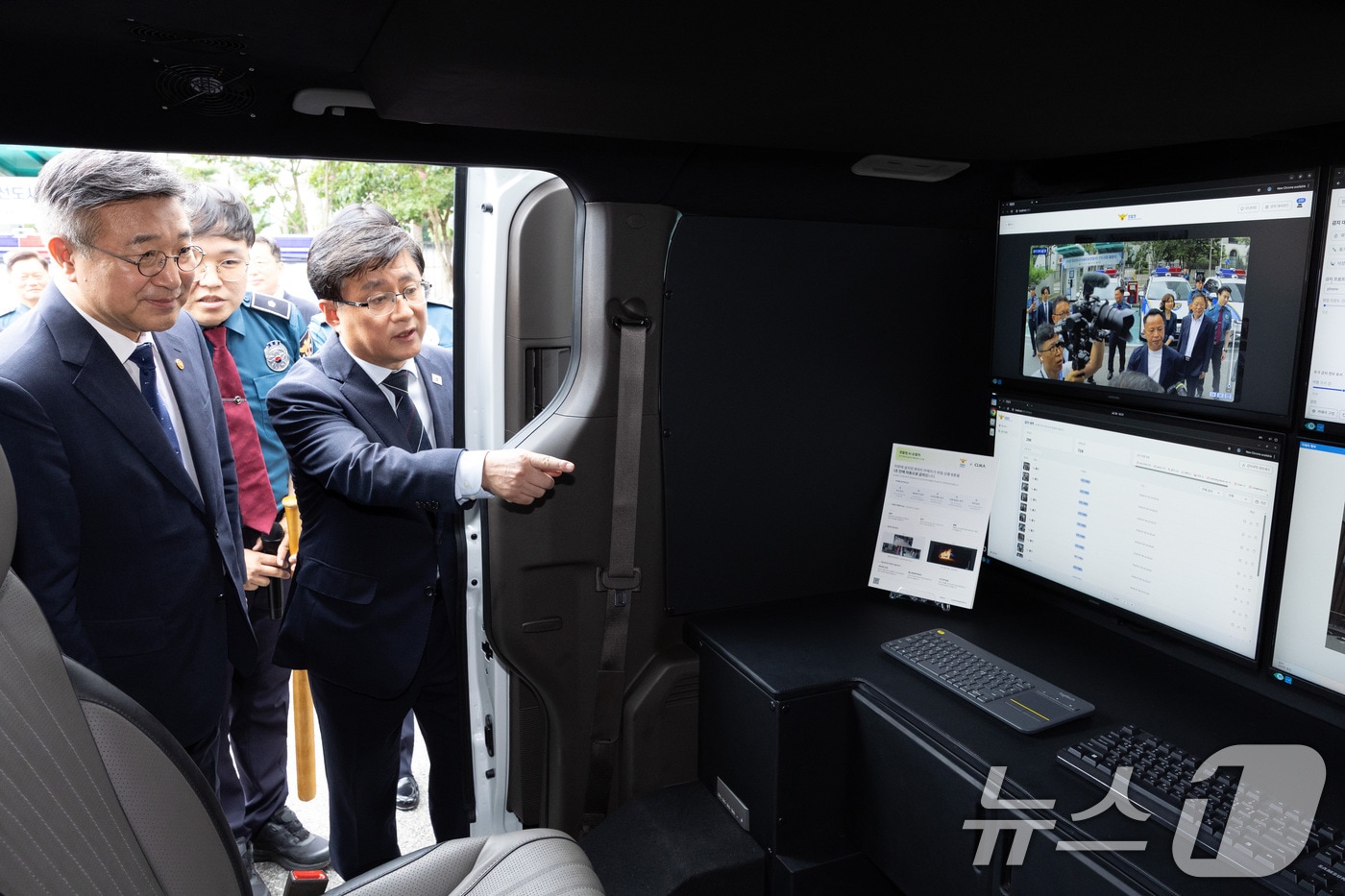 김성환 기후에너지환경부 장관이 친환경 치안관서로 지정된 서울 강남경찰서에서 경찰 차량 전기차 전환을 위한 업무협약을 체결하고 윤호중 행정안전부 장관, 유재성 경찰청장 직무대행과 함께 전기 순찰차를 살펴보고 있다. (기후에너지환경부 제공. 재판매 및 DB금지) 2026.7.30 ⓒ 뉴스1
