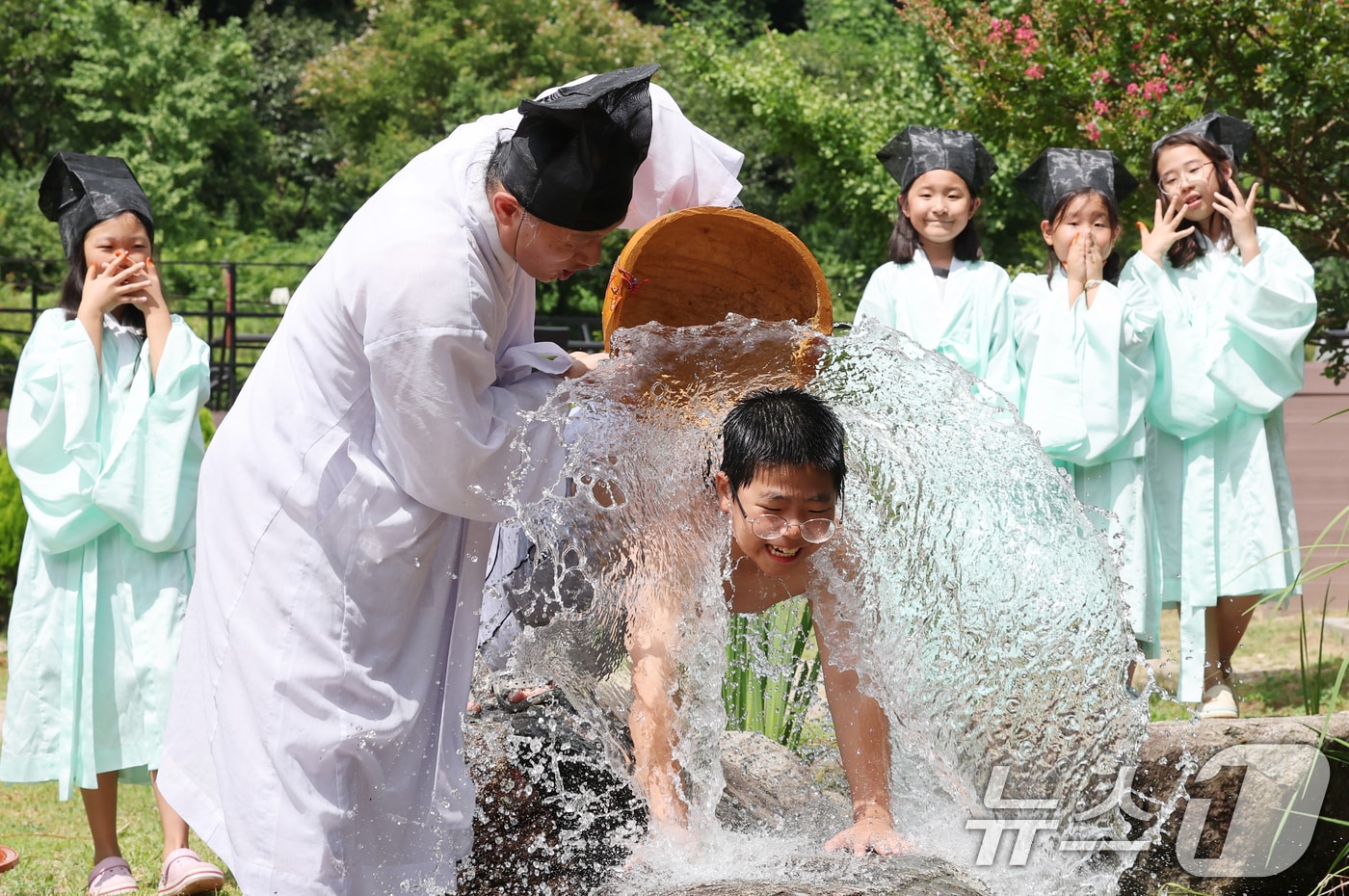 충남 논산 양지서당에서 훈장님이 학생들에게 등목을 시켜주고 있다. 2026.7.30 ⓒ 뉴스1 김기태 기자