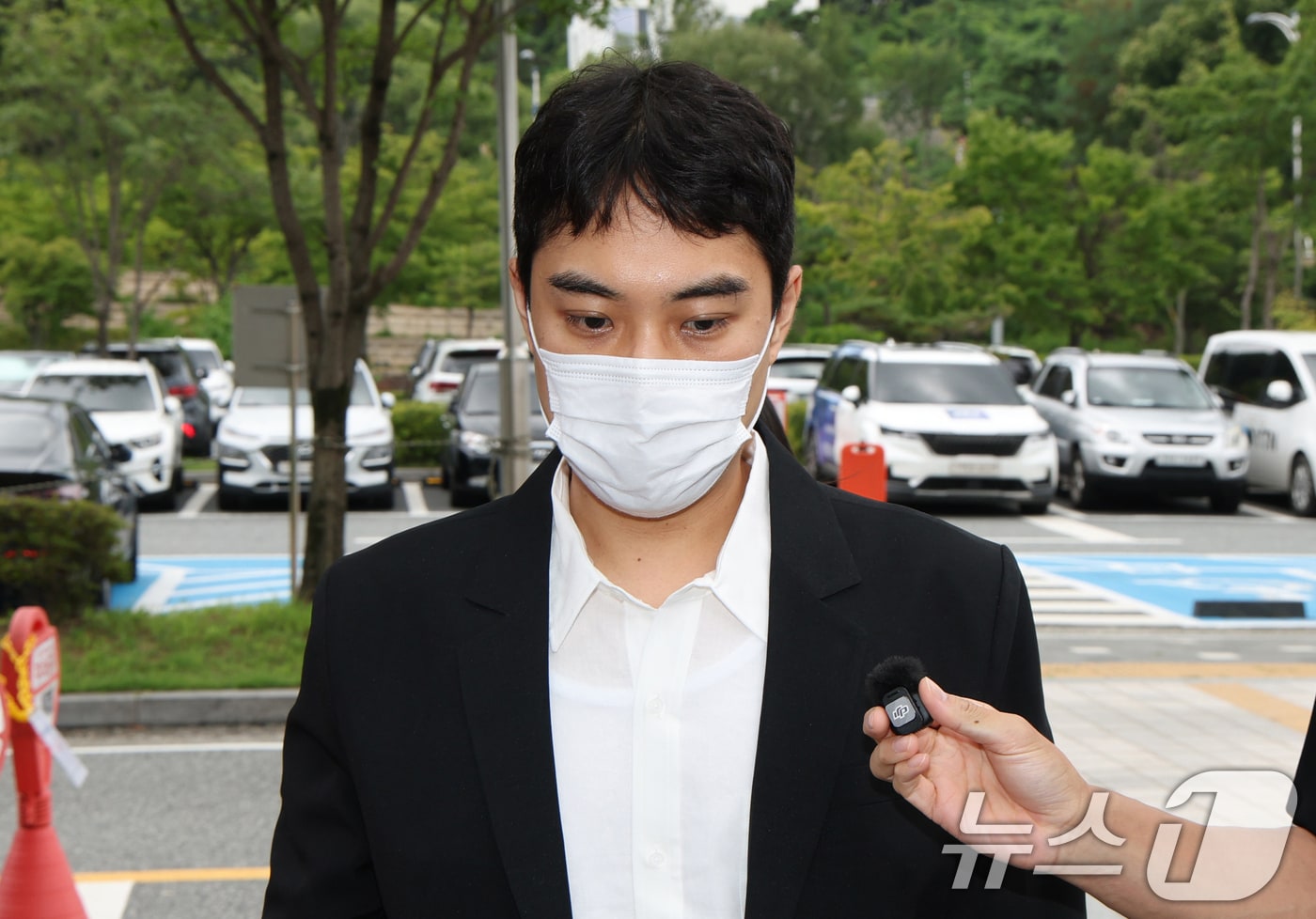 미성년자 성매매 혐의 등을 받는 최영중 전 청주시의원이 30일 구속 전 피의자 심문(영장실질심사)을 받기 위해 충북 청주시 서원구 청주지방법원에 출석하고 있다. 2026.7.30 ⓒ 뉴스1 김영운 기자