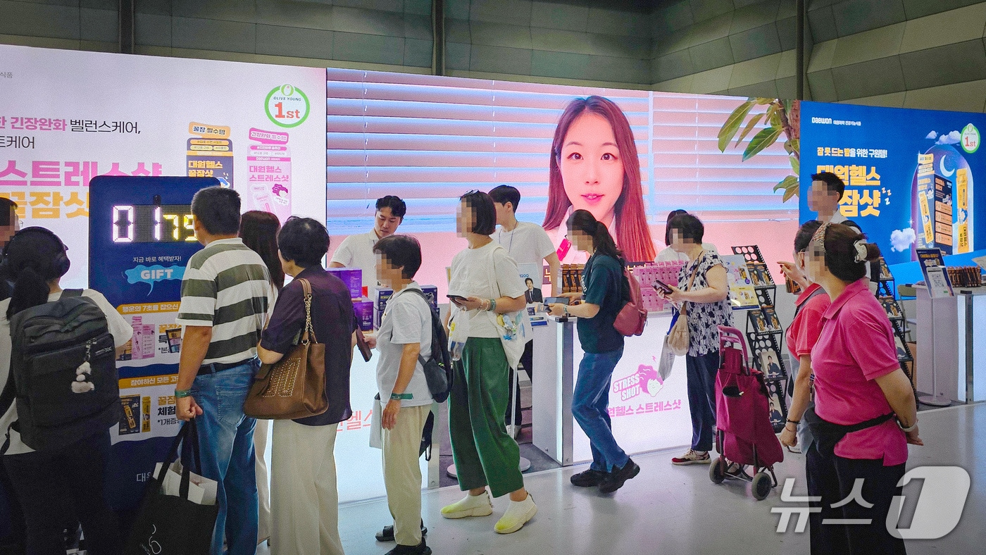 서울 코엑스에서 열린 국제수면치유박람회 방문객들이 대원헬스 부스를 둘러보고 있는 모습 (대원제약 제공)