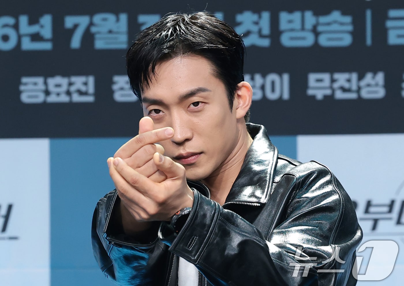 배우 이상이가 30일 서울 마포구 상암동 MBC에서 열린 새 금토드라마 '유부녀 킬러' 제작발표회에 참석해 포즈를 취하고 있다. ‘유부녀 킬러’는 낮에는 사람을 처단하는 킬러, 밤에는 아이를 키우는 워킹맘의 이야기를 그린 웹툰을 원작으로 한 드라마다. 2026.7.30 ⓒ 뉴스1 권현진 기자