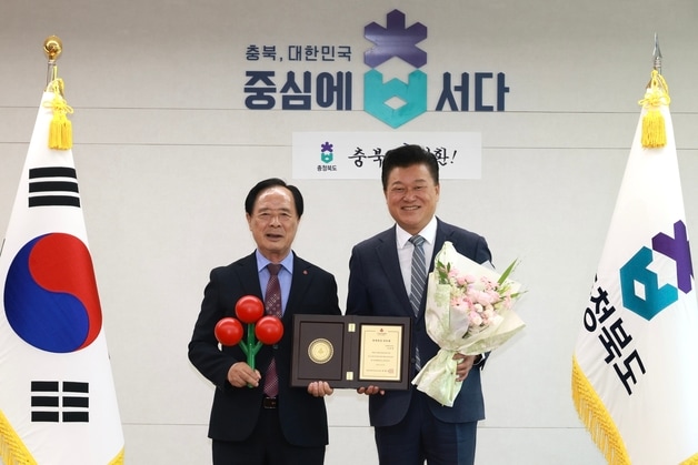 신용한 충북지사(오른쪽)와 이민성 충북사회복지공동모금회 회장.(충북도 제공. 재판매 및 DB금지)