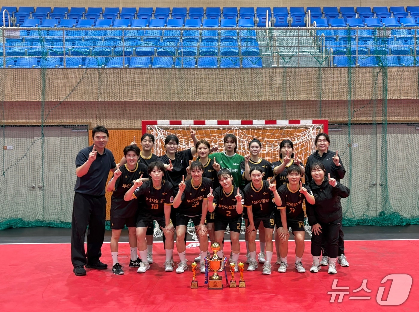 '2026 핸드볼 디비전리그' 정상에 등극한 부산시설공단 여자핸드볼팀. (부산시설공단 제공. 재판매 및 DB금지)
